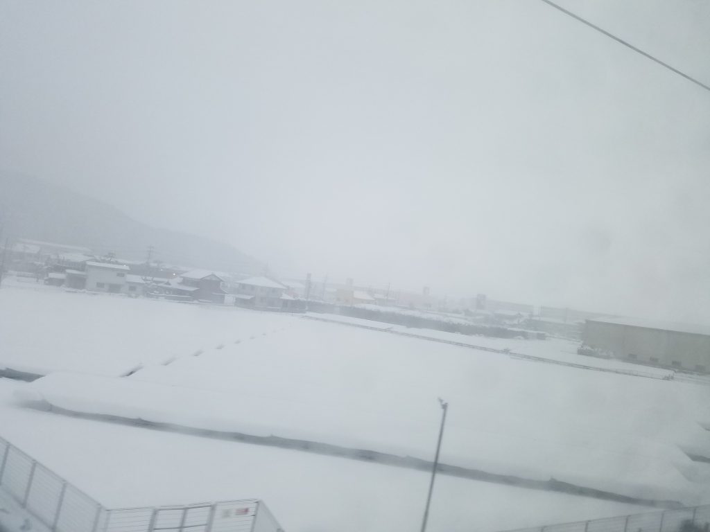 小山市にてISD個性心理学の勉強会に向かう新幹線の車中。大雪のため８０分遅延